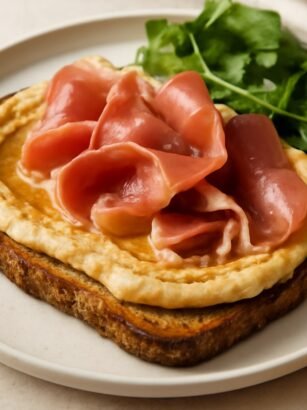 tostada de hummus con jamon