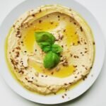 5 deliciosas formas de combinar el hummus: qué comerlo, con qué acompañarlo y con qué untarlo.