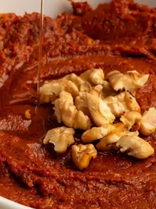 Receta deliciosa de hummus de pimiento y nueces: sabores intensos y saludables Receta deliciosa de hummus de pimiento y nueces: sabores intensos y saludables